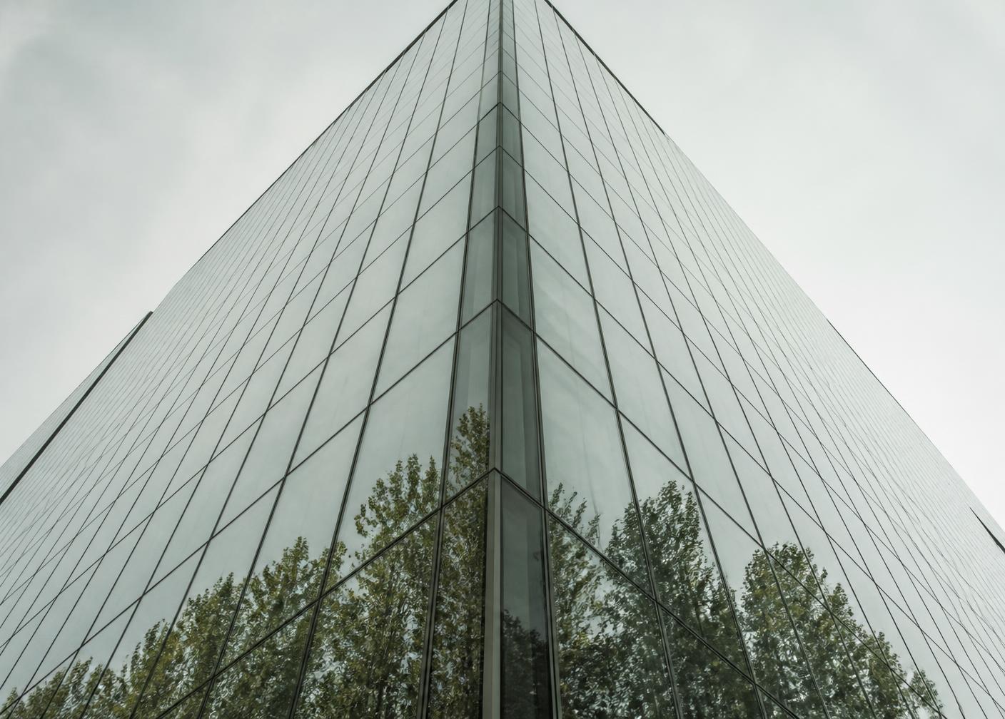 Mirrored glass tower facade representing the PaltusTrade platform review